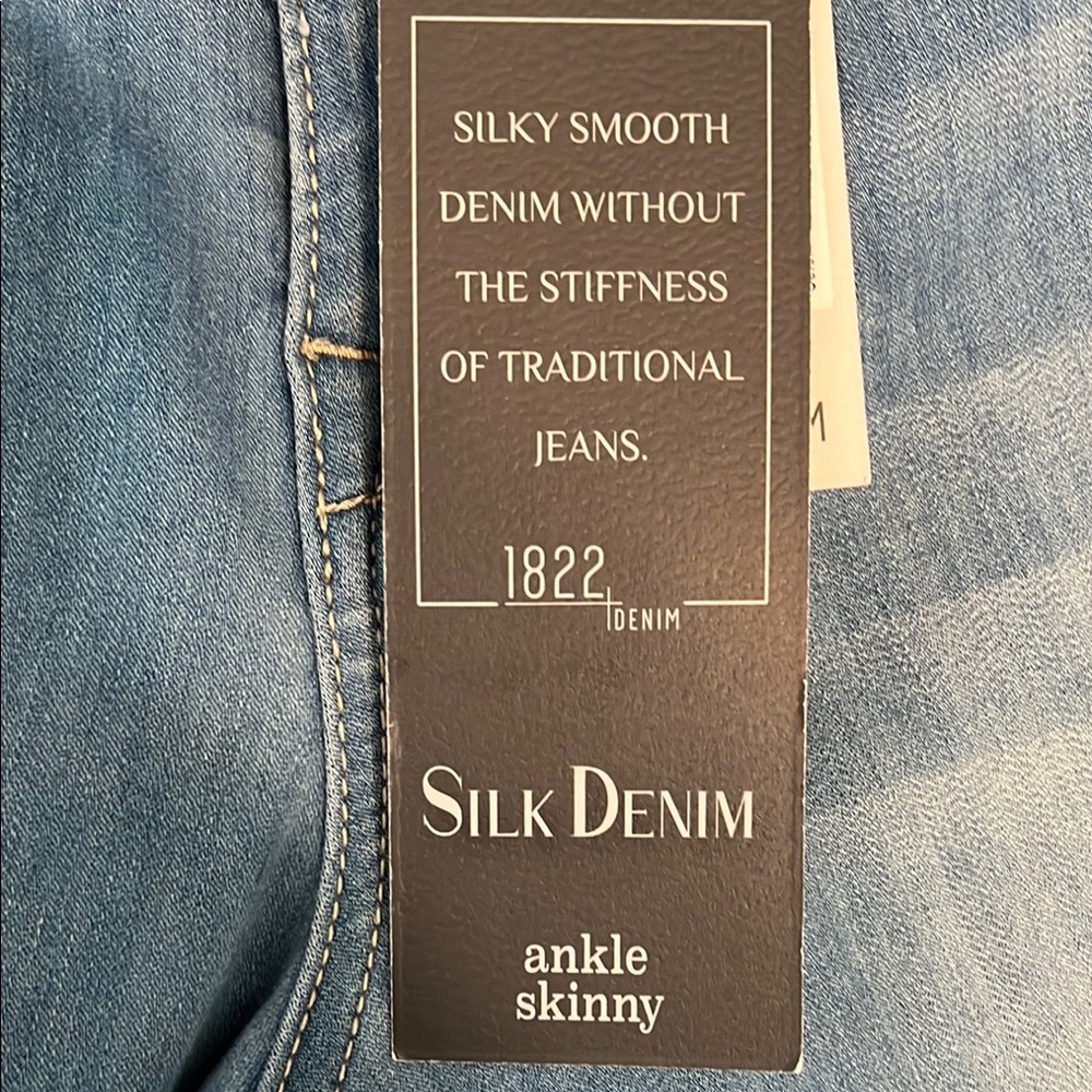 Women's light Stonewash Blue Jeans - Picture 5 of 8
